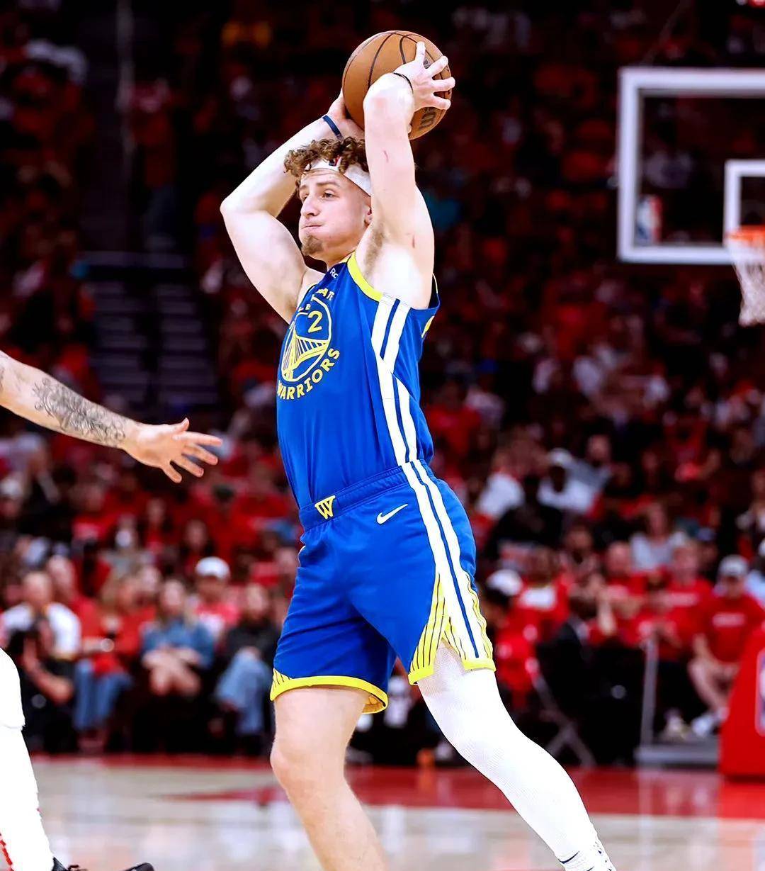 包含火箭客场力克勇士,取得四连胜的词条 包含火箭客场力克勇士,取得四连胜的词条